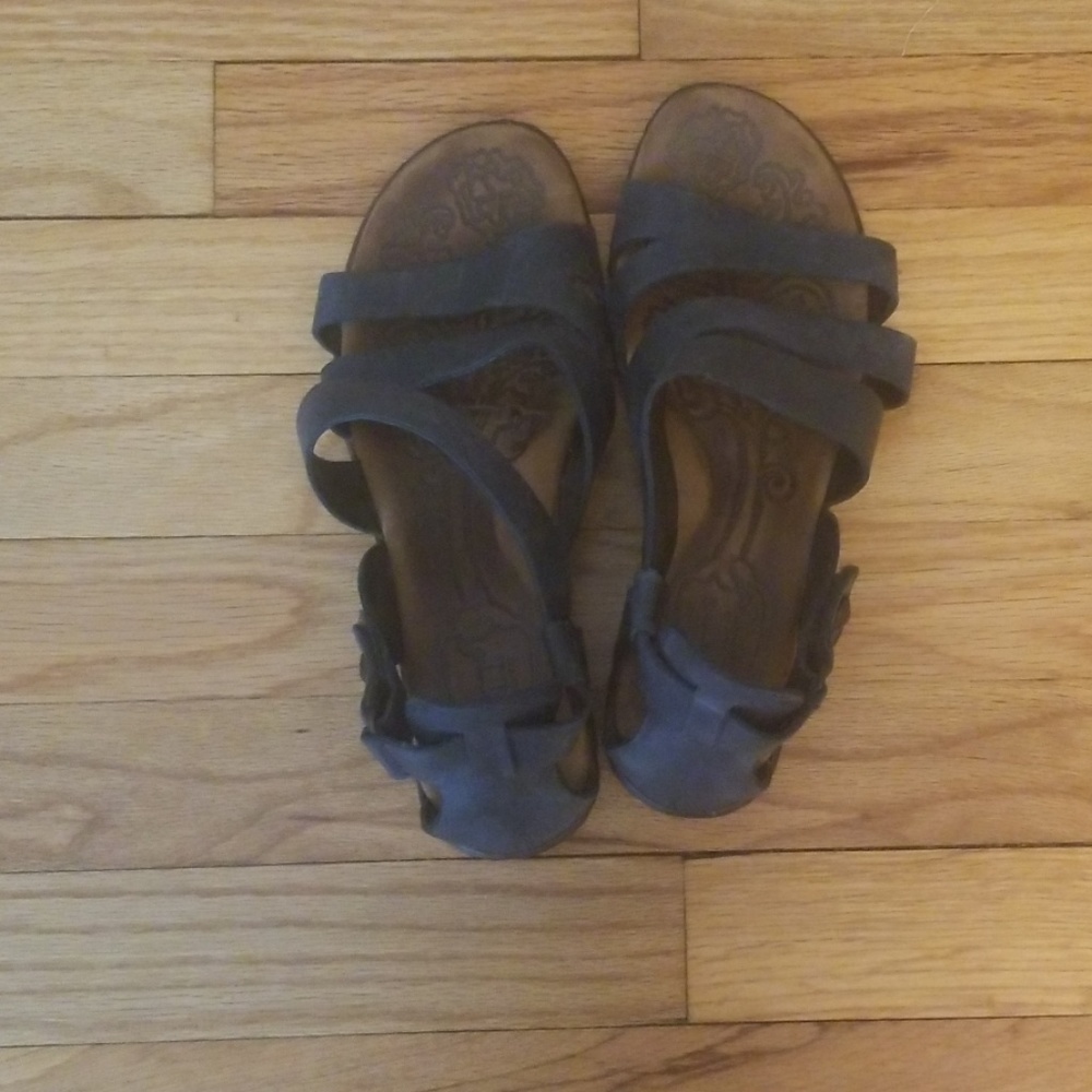 Born sandals